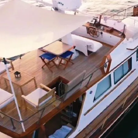 Wooden Vessel In Emerald Coast Πλωτό κατάλυμα *